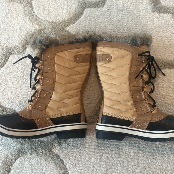 Sorel boots - Picture 4 of 6